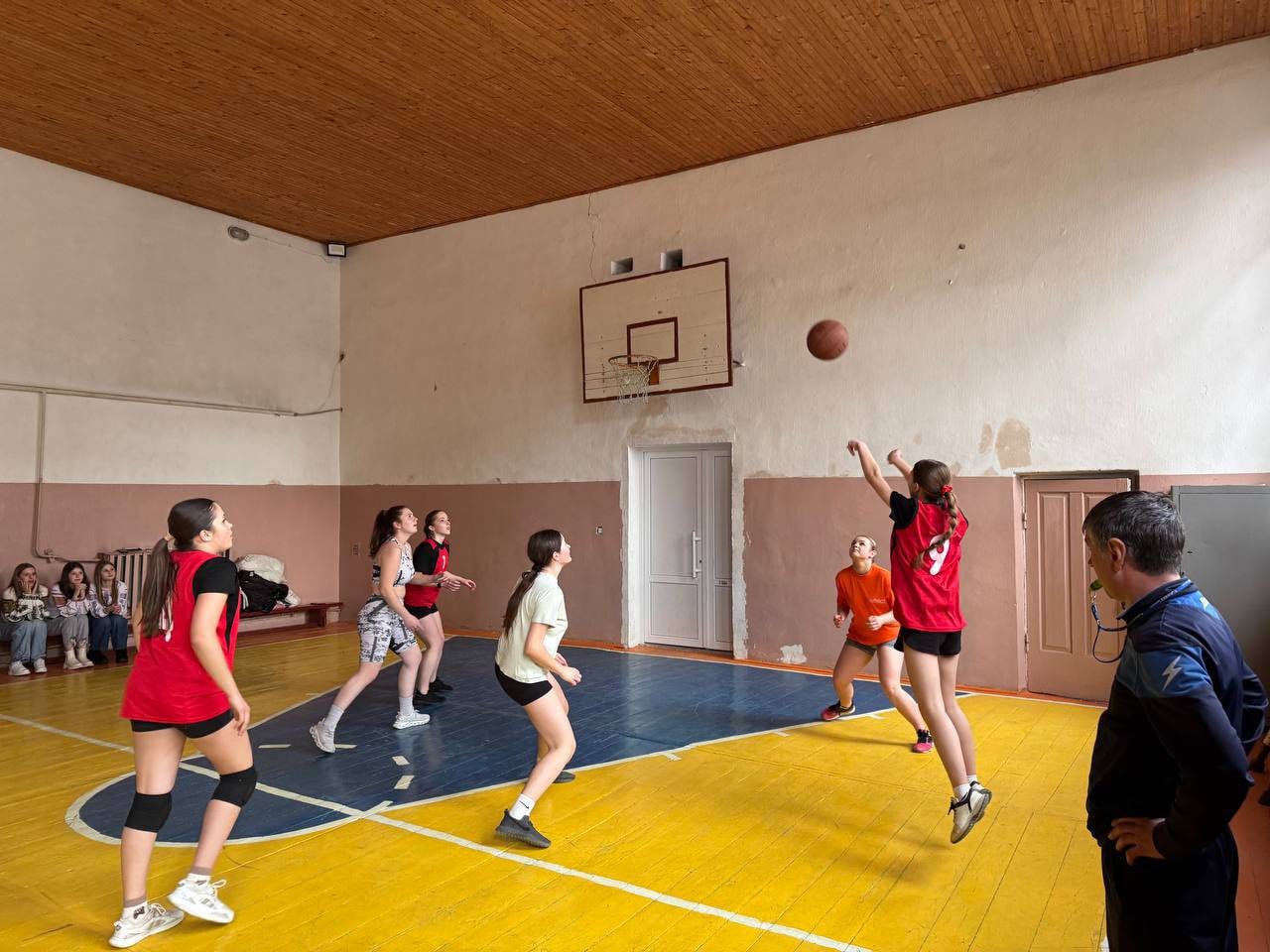 Баскетбольні баталії серед дівчат у коледжі!